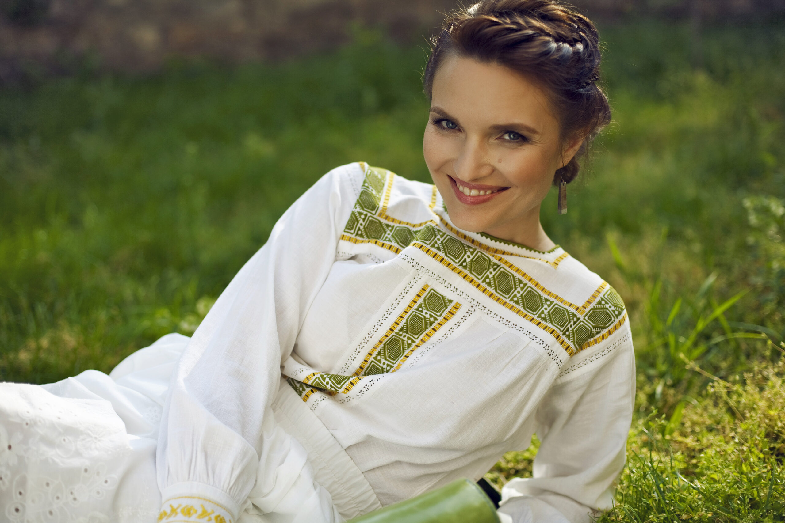 Read more about the article O rumuńskiej koszuli ludowej. Wywiad z twórczynią Măiestria